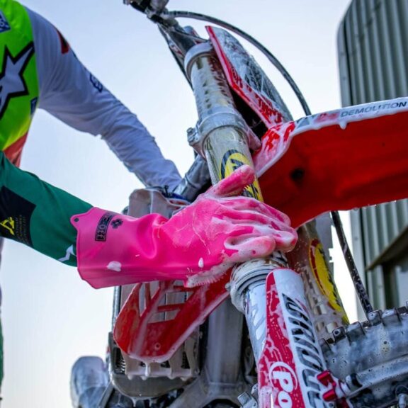 Photo en action - Gants Mucc-off