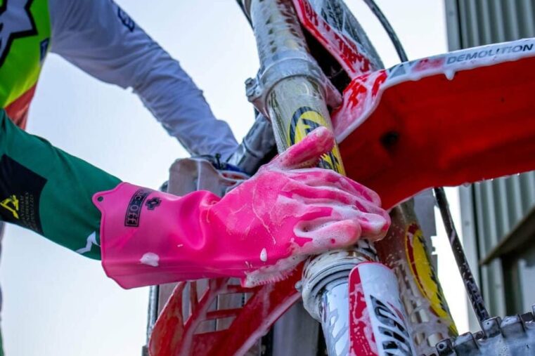 Photo en action - Gants Mucc-off