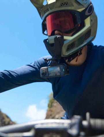 pilote de motocross avec caméra embarquée Insta360 X5
