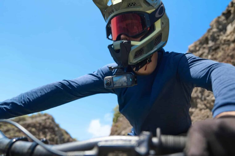 pilote de motocross avec caméra embarquée Insta360 X5