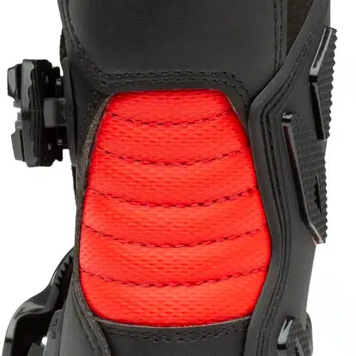Détail renfort intérieur botte Eleveit X Peak Junior avec zone rembourrée rouge