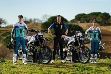 Mano Faure et Jarne Bervoets (team Yamaha Raven Monster Energy) posant avec leurs motos de motocross lors d’une présentation officielle