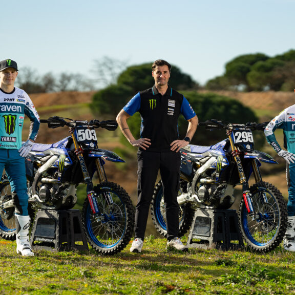 Mano Faure et Jarne Bervoets (team Yamaha Raven Monster Energy) posant avec leurs motos de motocross lors d’une présentation officielle