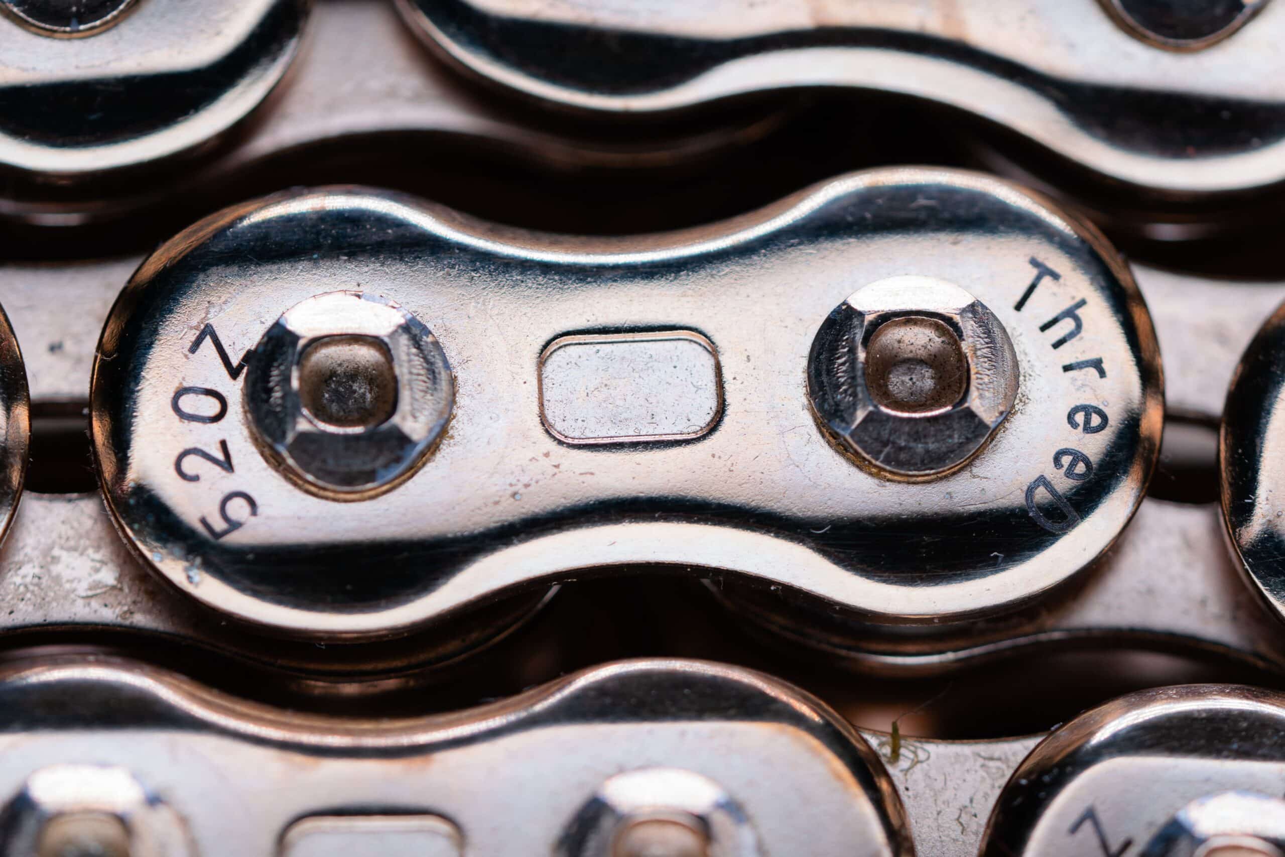 Détail d’une chaîne moto EK Chain ThreeD 520Z