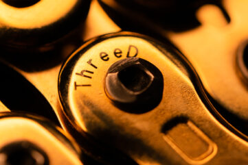 Chaîne moto EK Chain ThreeD dorée en gros plan