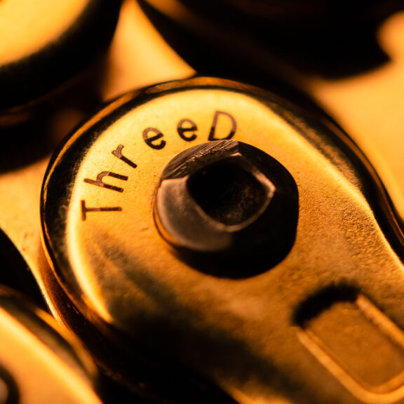 Chaîne moto EK Chain ThreeD dorée en gros plan