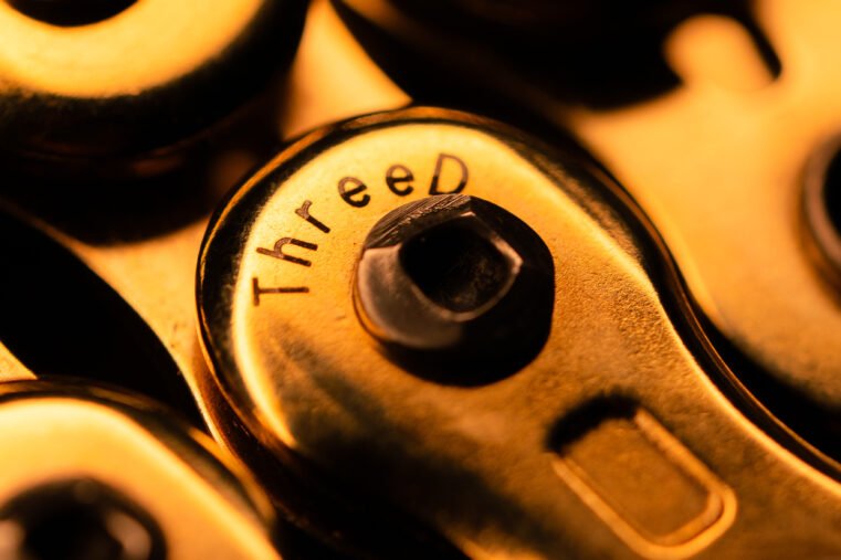 Chaîne moto EK Chain ThreeD dorée en gros plan