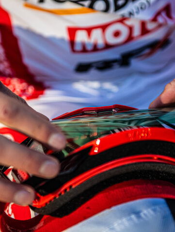 Application d’un film de protection RFX SmartFilm sur un masque motocross