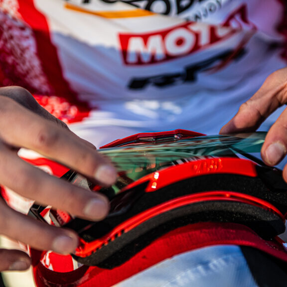 Application d’un film de protection RFX SmartFilm sur un masque motocross