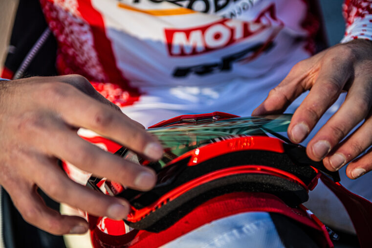 Application d’un film de protection RFX SmartFilm sur un masque motocross