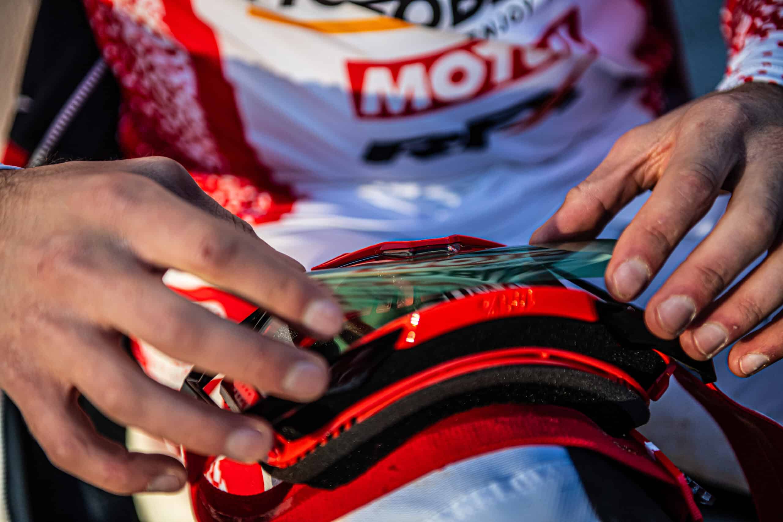 Application d’un film de protection RFX SmartFilm sur un masque motocross