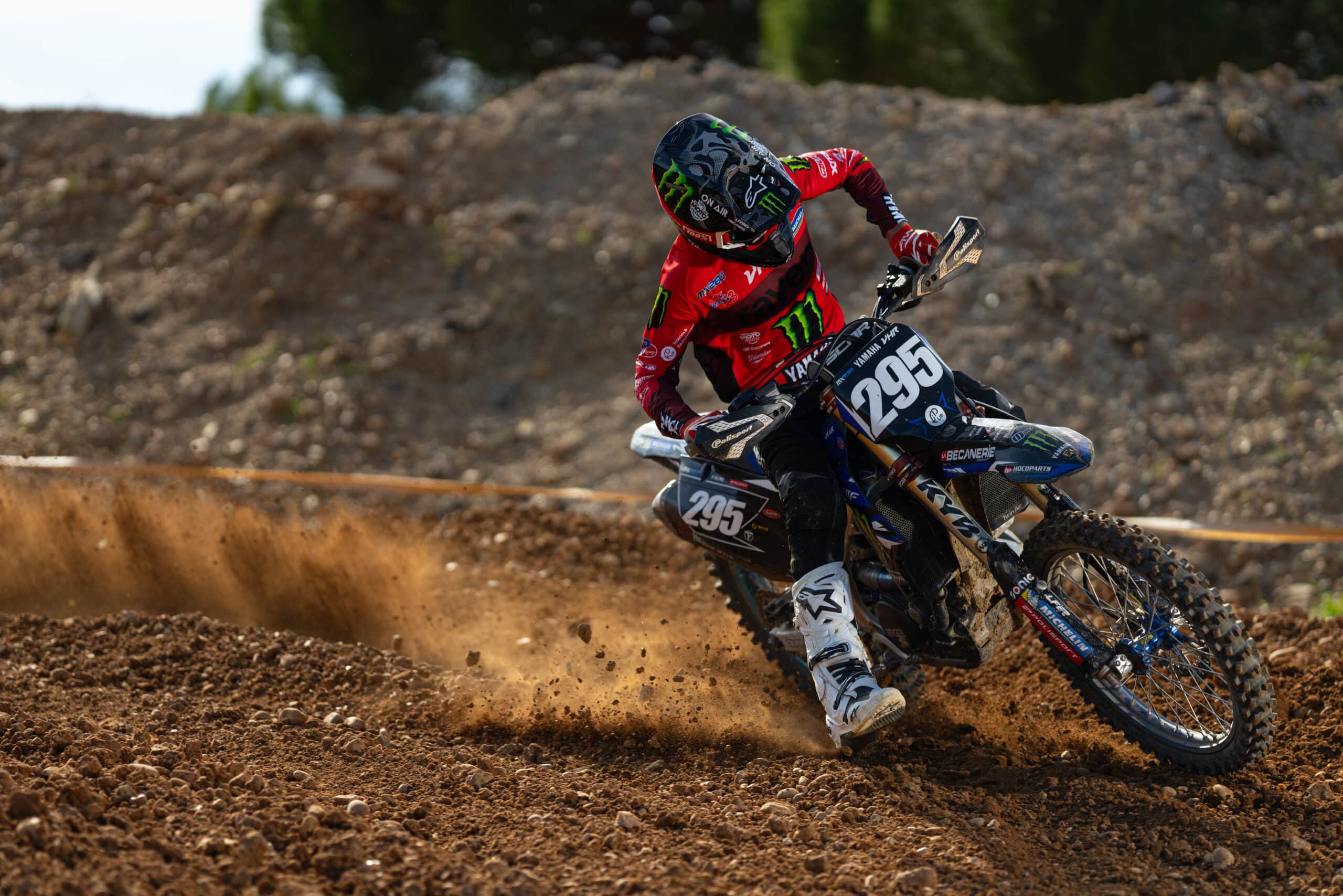 Mano Faure (#295) en action en virage sur Yamaha lors d’un entraînement motocross avec le VHR Yamaha Official Team