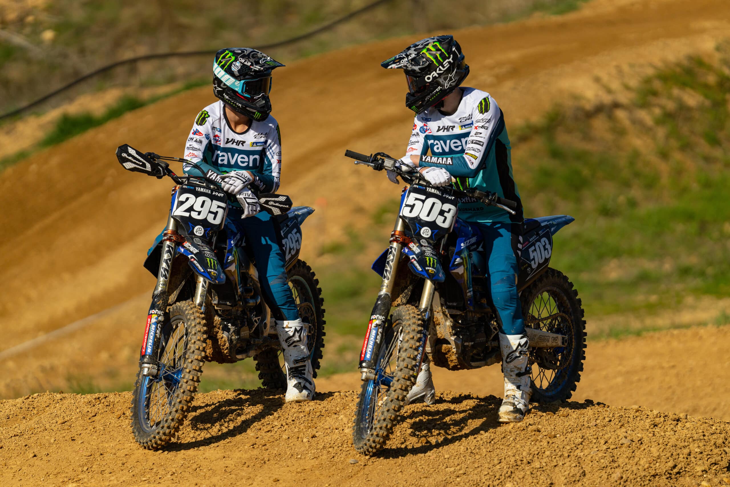 Mano Faure (#295) et Jarne Bervoets (#503) en action à l’entraînement avec le VHR Yamaha Official Team EMX250 sur piste de motocross