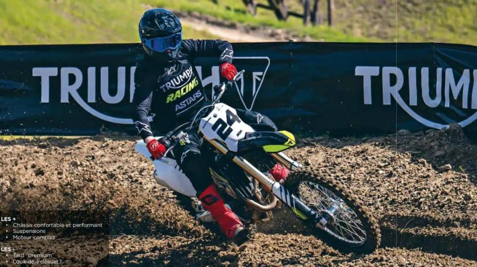 Pilote en tenue Triumph Racing Alpinestars en virage serré sur moto de motocross