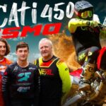 Essai Ducati Desmo450 MX : quatre pilotes, quatre regards, un verdict C'est sans doute la moto qui suscite le plus de curiosité dans le paddock motocross cette année. Avec la Desmo450 MX, Ducati fait une entrée très attendue sur le marché du tout-terrain, portée par un concept inédit et un moteur à distribution desmodromique directement inspiré de son savoir-faire en compétition. Mais au-delà de l'engouement et de la communication qui entourent son lancement, que vaut réellement la nouvelle italienne une fois les roues dans la terre ? Pour répondre à cette question, nous avons pris la direction du circuit de Machery afin de réaliser un essai complet de la Ducati Desmo450 MX. Et pour obtenir une analyse la plus objective possible, quatre pilotes aux profils très différents ont été conviés à son guidon : Julien Duhamel, Jules Boucheron, Antoine Mortreau et Richard Angot. Afin d'éviter toute influence entre les essais, chacun a roulé individuellement avant de livrer son ressenti, sans connaître les impressions des trois autres pilotes. Une méthode qui permet de confronter des avis totalement indépendants. Au fil de cet essai, tous les aspects de la machine sont passés au crible : la partie-cycle, le comportement du moteur Desmodromique, les sensations en piste, mais aussi les points forts et les défauts relevés par chacun des pilotes. La Ducati tient-elle toutes ses promesses ? Son comportement est-il à la hauteur des attentes suscitées depuis son annonce ? Son moteur apporte-t-il un réel plus face à la concurrence ? Autant de questions auxquelles répond cet essai croisé. Une chose est sûre : les quatre pilotes n'ont pas tous eu le même ressenti, ce qui rend leurs analyses d'autant plus intéressantes. ducati
