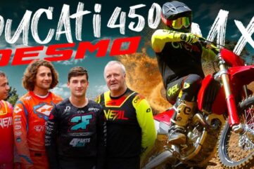 Essai Ducati Desmo450 MX : quatre pilotes, quatre regards, un verdict C'est sans doute la moto qui suscite le plus de curiosité dans le paddock motocross cette année. Avec la Desmo450 MX, Ducati fait une entrée très attendue sur le marché du tout-terrain, portée par un concept inédit et un moteur à distribution desmodromique directement inspiré de son savoir-faire en compétition. Mais au-delà de l'engouement et de la communication qui entourent son lancement, que vaut réellement la nouvelle italienne une fois les roues dans la terre ? Pour répondre à cette question, nous avons pris la direction du circuit de Machery afin de réaliser un essai complet de la Ducati Desmo450 MX. Et pour obtenir une analyse la plus objective possible, quatre pilotes aux profils très différents ont été conviés à son guidon : Julien Duhamel, Jules Boucheron, Antoine Mortreau et Richard Angot. Afin d'éviter toute influence entre les essais, chacun a roulé individuellement avant de livrer son ressenti, sans connaître les impressions des trois autres pilotes. Une méthode qui permet de confronter des avis totalement indépendants. Au fil de cet essai, tous les aspects de la machine sont passés au crible : la partie-cycle, le comportement du moteur Desmodromique, les sensations en piste, mais aussi les points forts et les défauts relevés par chacun des pilotes. La Ducati tient-elle toutes ses promesses ? Son comportement est-il à la hauteur des attentes suscitées depuis son annonce ? Son moteur apporte-t-il un réel plus face à la concurrence ? Autant de questions auxquelles répond cet essai croisé. Une chose est sûre : les quatre pilotes n'ont pas tous eu le même ressenti, ce qui rend leurs analyses d'autant plus intéressantes. ducati
