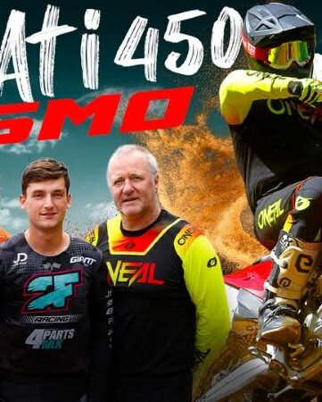 Essai Ducati Desmo450 MX : quatre pilotes, quatre regards, un verdict C'est sans doute la moto qui suscite le plus de curiosité dans le paddock motocross cette année. Avec la Desmo450 MX, Ducati fait une entrée très attendue sur le marché du tout-terrain, portée par un concept inédit et un moteur à distribution desmodromique directement inspiré de son savoir-faire en compétition. Mais au-delà de l'engouement et de la communication qui entourent son lancement, que vaut réellement la nouvelle italienne une fois les roues dans la terre ? Pour répondre à cette question, nous avons pris la direction du circuit de Machery afin de réaliser un essai complet de la Ducati Desmo450 MX. Et pour obtenir une analyse la plus objective possible, quatre pilotes aux profils très différents ont été conviés à son guidon : Julien Duhamel, Jules Boucheron, Antoine Mortreau et Richard Angot. Afin d'éviter toute influence entre les essais, chacun a roulé individuellement avant de livrer son ressenti, sans connaître les impressions des trois autres pilotes. Une méthode qui permet de confronter des avis totalement indépendants. Au fil de cet essai, tous les aspects de la machine sont passés au crible : la partie-cycle, le comportement du moteur Desmodromique, les sensations en piste, mais aussi les points forts et les défauts relevés par chacun des pilotes. La Ducati tient-elle toutes ses promesses ? Son comportement est-il à la hauteur des attentes suscitées depuis son annonce ? Son moteur apporte-t-il un réel plus face à la concurrence ? Autant de questions auxquelles répond cet essai croisé. Une chose est sûre : les quatre pilotes n'ont pas tous eu le même ressenti, ce qui rend leurs analyses d'autant plus intéressantes. ducati