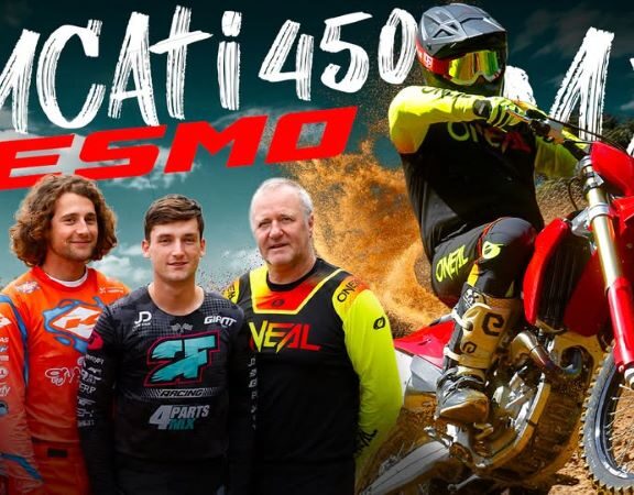 Essai Ducati Desmo450 MX : quatre pilotes, quatre regards, un verdict C'est sans doute la moto qui suscite le plus de curiosité dans le paddock motocross cette année. Avec la Desmo450 MX, Ducati fait une entrée très attendue sur le marché du tout-terrain, portée par un concept inédit et un moteur à distribution desmodromique directement inspiré de son savoir-faire en compétition. Mais au-delà de l'engouement et de la communication qui entourent son lancement, que vaut réellement la nouvelle italienne une fois les roues dans la terre ? Pour répondre à cette question, nous avons pris la direction du circuit de Machery afin de réaliser un essai complet de la Ducati Desmo450 MX. Et pour obtenir une analyse la plus objective possible, quatre pilotes aux profils très différents ont été conviés à son guidon : Julien Duhamel, Jules Boucheron, Antoine Mortreau et Richard Angot. Afin d'éviter toute influence entre les essais, chacun a roulé individuellement avant de livrer son ressenti, sans connaître les impressions des trois autres pilotes. Une méthode qui permet de confronter des avis totalement indépendants. Au fil de cet essai, tous les aspects de la machine sont passés au crible : la partie-cycle, le comportement du moteur Desmodromique, les sensations en piste, mais aussi les points forts et les défauts relevés par chacun des pilotes. La Ducati tient-elle toutes ses promesses ? Son comportement est-il à la hauteur des attentes suscitées depuis son annonce ? Son moteur apporte-t-il un réel plus face à la concurrence ? Autant de questions auxquelles répond cet essai croisé. Une chose est sûre : les quatre pilotes n'ont pas tous eu le même ressenti, ce qui rend leurs analyses d'autant plus intéressantes. ducati