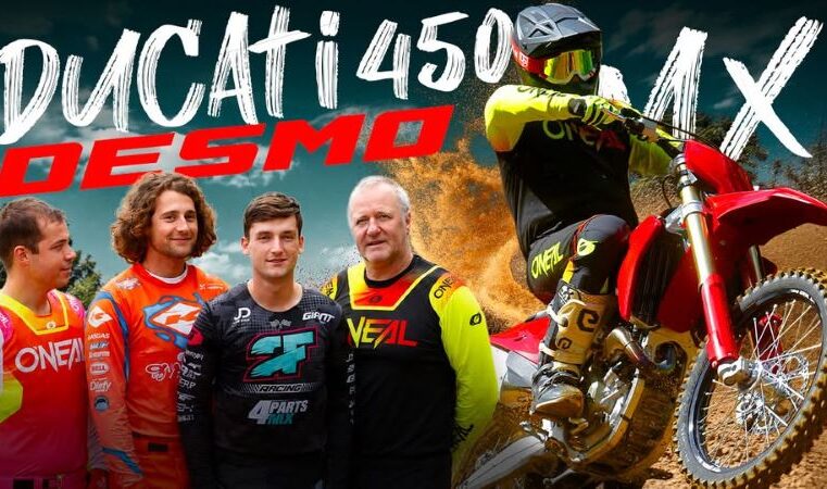 Essai Ducati Desmo450 MX : quatre pilotes, quatre regards, un verdict C'est sans doute la moto qui suscite le plus de curiosité dans le paddock motocross cette année. Avec la Desmo450 MX, Ducati fait une entrée très attendue sur le marché du tout-terrain, portée par un concept inédit et un moteur à distribution desmodromique directement inspiré de son savoir-faire en compétition. Mais au-delà de l'engouement et de la communication qui entourent son lancement, que vaut réellement la nouvelle italienne une fois les roues dans la terre ? Pour répondre à cette question, nous avons pris la direction du circuit de Machery afin de réaliser un essai complet de la Ducati Desmo450 MX. Et pour obtenir une analyse la plus objective possible, quatre pilotes aux profils très différents ont été conviés à son guidon : Julien Duhamel, Jules Boucheron, Antoine Mortreau et Richard Angot. Afin d'éviter toute influence entre les essais, chacun a roulé individuellement avant de livrer son ressenti, sans connaître les impressions des trois autres pilotes. Une méthode qui permet de confronter des avis totalement indépendants. Au fil de cet essai, tous les aspects de la machine sont passés au crible : la partie-cycle, le comportement du moteur Desmodromique, les sensations en piste, mais aussi les points forts et les défauts relevés par chacun des pilotes. La Ducati tient-elle toutes ses promesses ? Son comportement est-il à la hauteur des attentes suscitées depuis son annonce ? Son moteur apporte-t-il un réel plus face à la concurrence ? Autant de questions auxquelles répond cet essai croisé. Une chose est sûre : les quatre pilotes n'ont pas tous eu le même ressenti, ce qui rend leurs analyses d'autant plus intéressantes. ducati