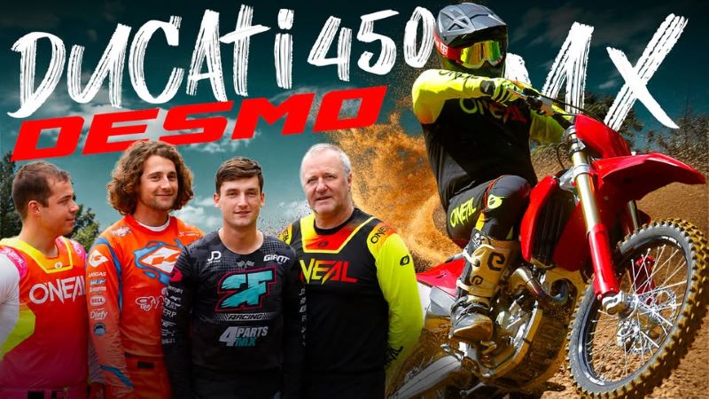 Essai Ducati Desmo450 MX : quatre pilotes, quatre regards, un verdict C'est sans doute la moto qui suscite le plus de curiosité dans le paddock motocross cette année. Avec la Desmo450 MX, Ducati fait une entrée très attendue sur le marché du tout-terrain, portée par un concept inédit et un moteur à distribution desmodromique directement inspiré de son savoir-faire en compétition. Mais au-delà de l'engouement et de la communication qui entourent son lancement, que vaut réellement la nouvelle italienne une fois les roues dans la terre ? Pour répondre à cette question, nous avons pris la direction du circuit de Machery afin de réaliser un essai complet de la Ducati Desmo450 MX. Et pour obtenir une analyse la plus objective possible, quatre pilotes aux profils très différents ont été conviés à son guidon : Julien Duhamel, Jules Boucheron, Antoine Mortreau et Richard Angot. Afin d'éviter toute influence entre les essais, chacun a roulé individuellement avant de livrer son ressenti, sans connaître les impressions des trois autres pilotes. Une méthode qui permet de confronter des avis totalement indépendants. Au fil de cet essai, tous les aspects de la machine sont passés au crible : la partie-cycle, le comportement du moteur Desmodromique, les sensations en piste, mais aussi les points forts et les défauts relevés par chacun des pilotes. La Ducati tient-elle toutes ses promesses ? Son comportement est-il à la hauteur des attentes suscitées depuis son annonce ? Son moteur apporte-t-il un réel plus face à la concurrence ? Autant de questions auxquelles répond cet essai croisé. Une chose est sûre : les quatre pilotes n'ont pas tous eu le même ressenti, ce qui rend leurs analyses d'autant plus intéressantes. ducati