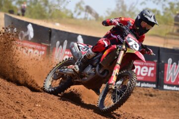 Ducati Desmo450 MX équipée de freins Galfer en virage sur une piste de motocross