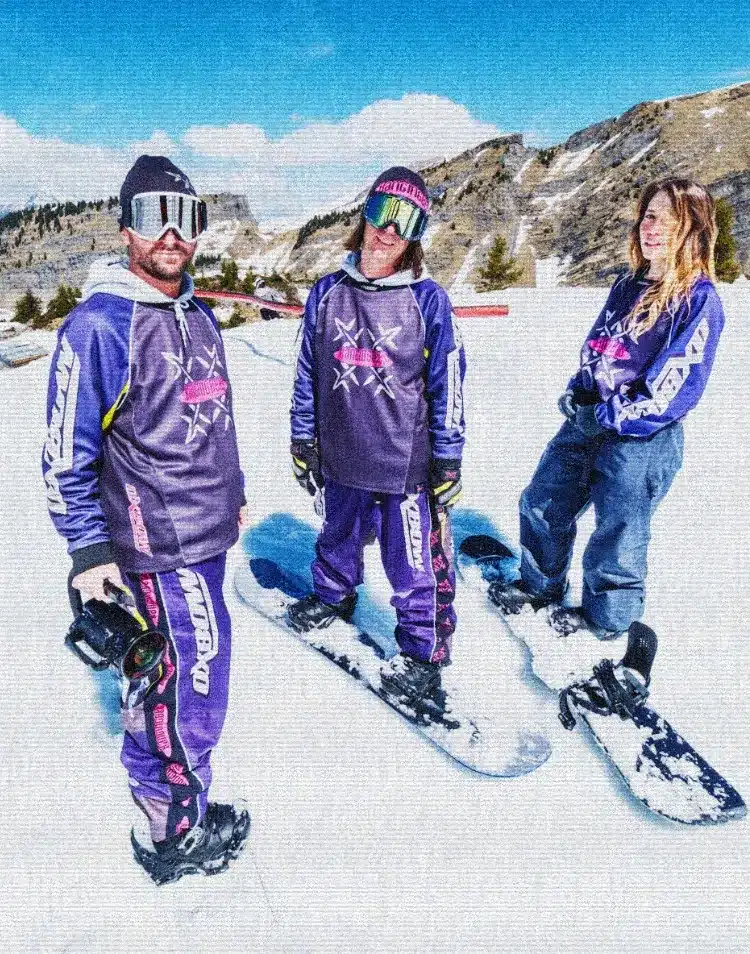 Snowboardeur de dos en maillot et pantalon Oxbow x Banging Bees numéro 85